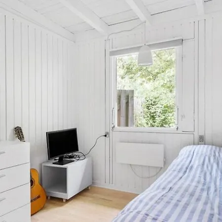 Feriehus Summer House With Enclosed Garden In Tisvildeleje *